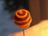 Rødviolet kugle med orange udvendig spiral